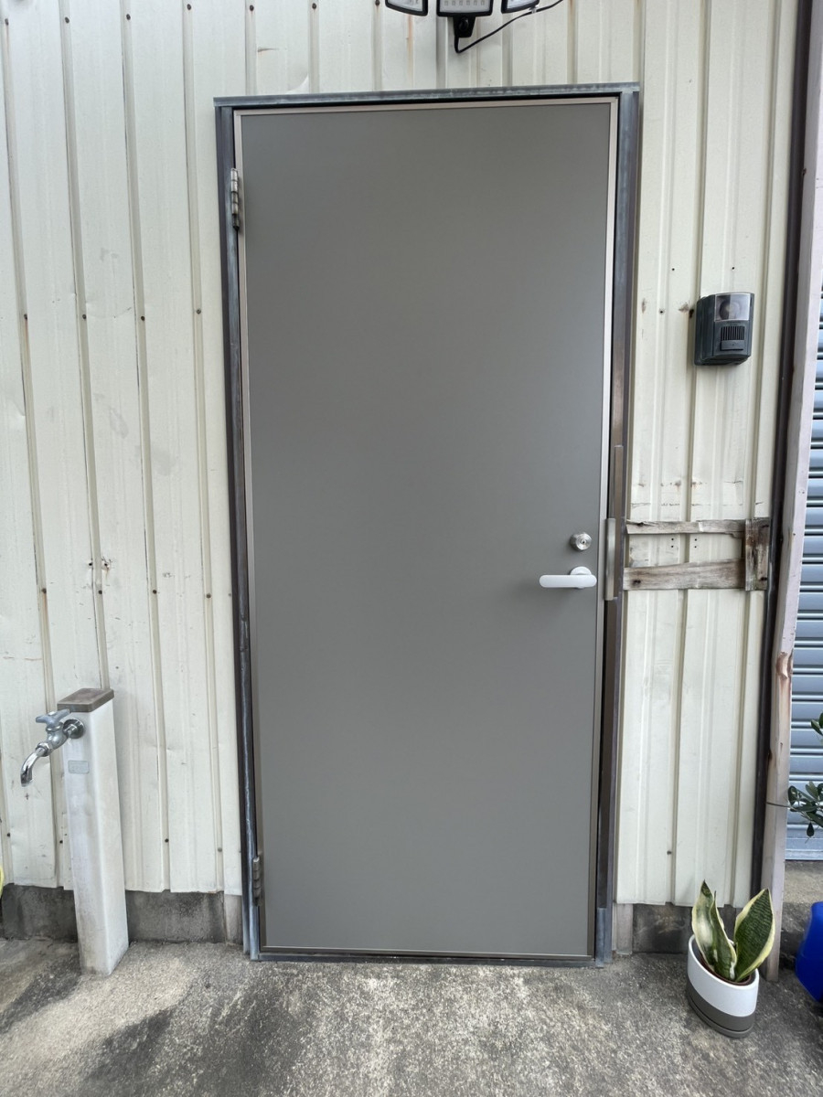 原金物サッシセンター 北名古屋の強風の衝撃でドアに穴が！？扉交換で元通り以上の仕上がりにの施工後の写真1
