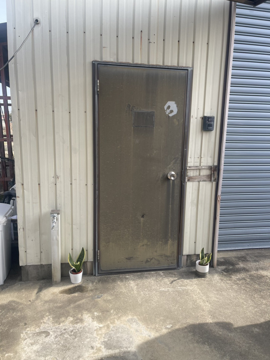 原金物サッシセンター 北名古屋の強風の衝撃でドアに穴が！？扉交換で元通り以上の仕上がりにの施工前の写真1