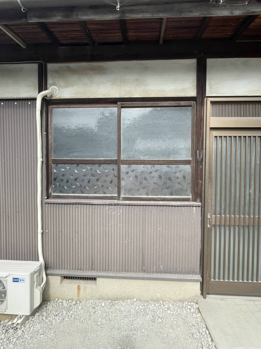 カワバタトーヨー住器の尾道市瀬戸田町　外窓交換の施工前の写真1