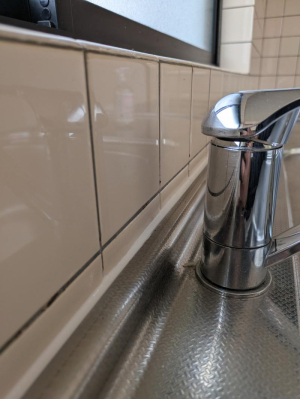 カワバタトーヨー住器の福山市 某様邸 キッチンコーキング補修工事の施工後の写真2