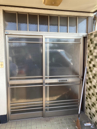 カワバタトーヨー住器の福山市 玄関取替工事の施工前の写真1