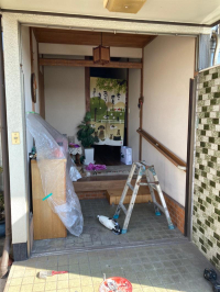 カワバタトーヨー住器の福山市 玄関取替工事の施工前の写真2