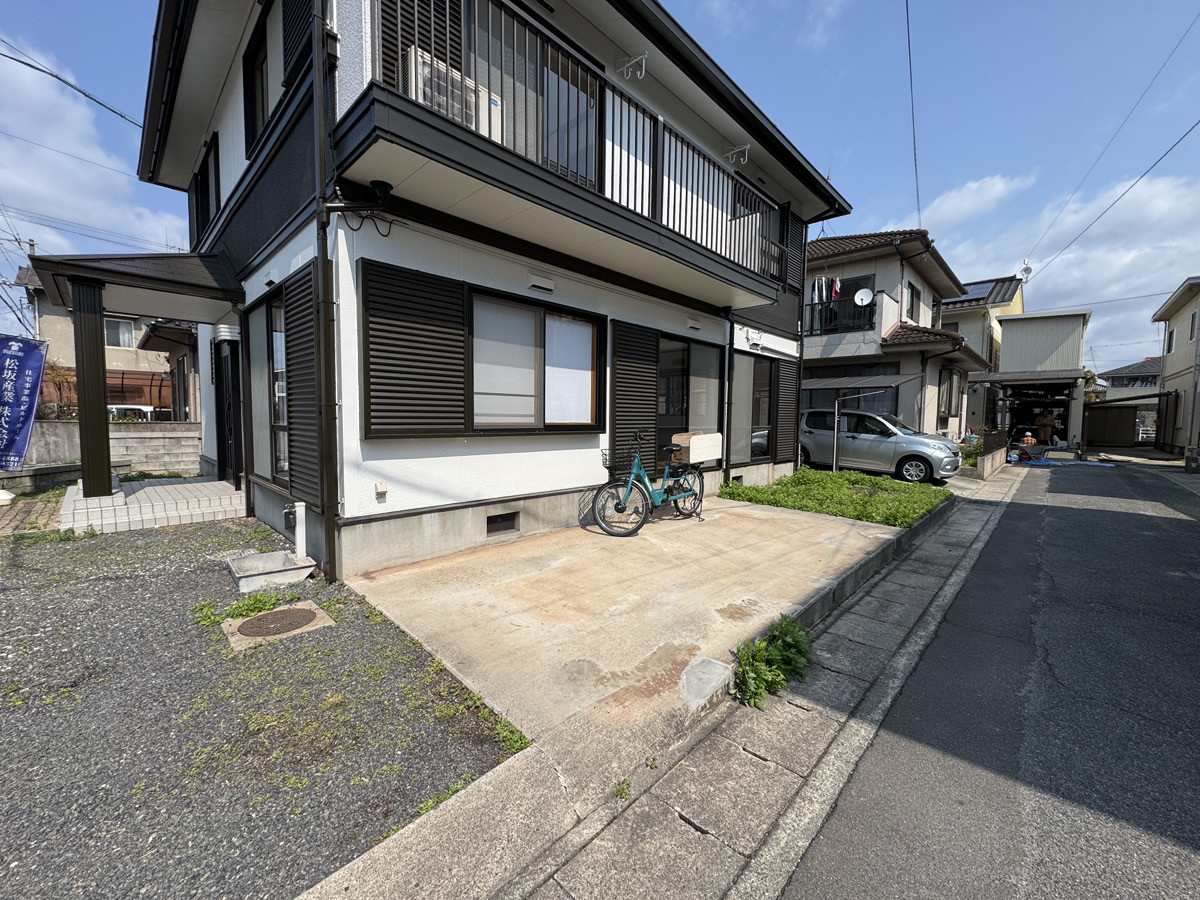 カワバタトーヨー住器の福山市川口町中古住宅　カーポート工事の施工前の写真1