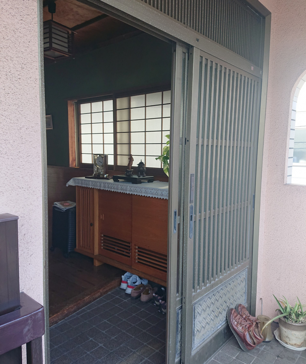 カワバタトーヨー住器の福山市T様邸 玄関引戸リフォーム工事の施工前の写真1