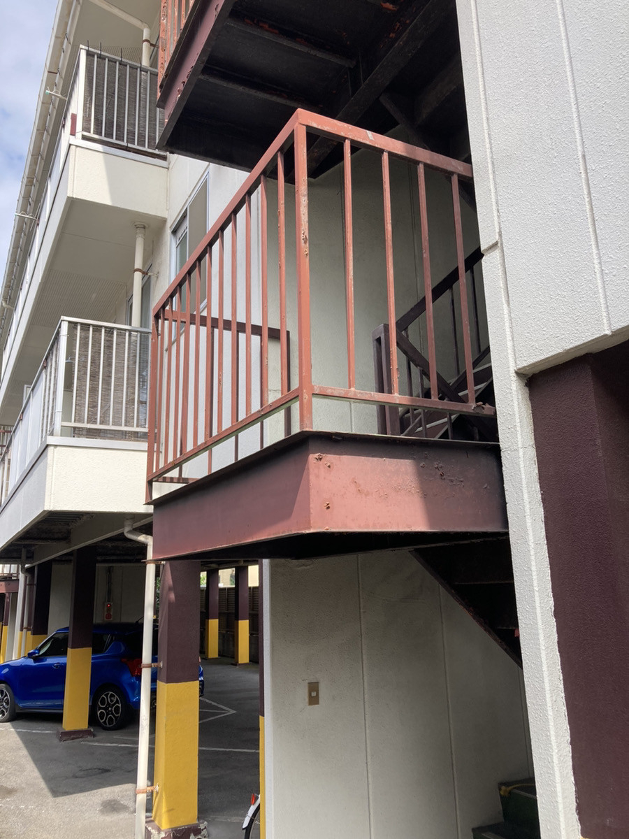 カワバタトーヨー住器の福山市 某マンション 手摺り工事の施工前の写真1