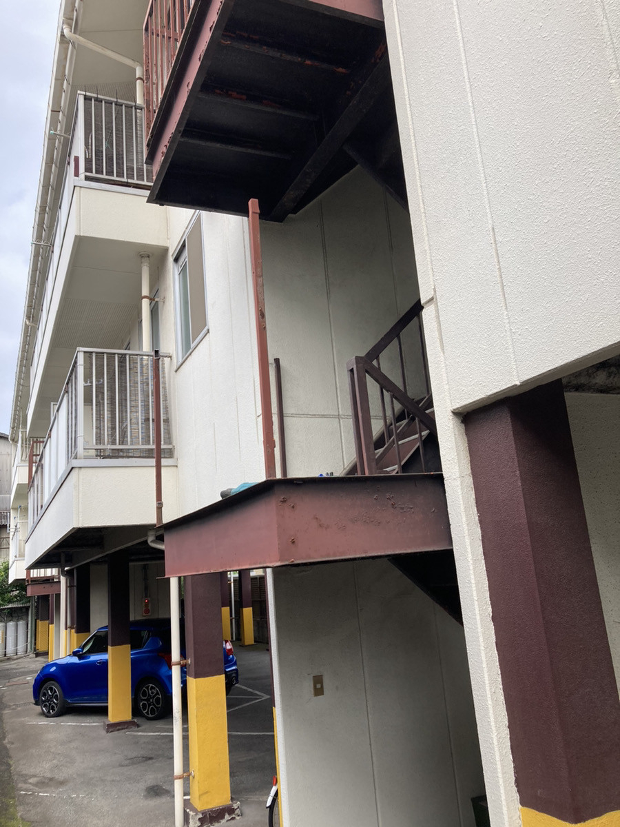 カワバタトーヨー住器の福山市 某マンション 手摺り工事の施工前の写真2