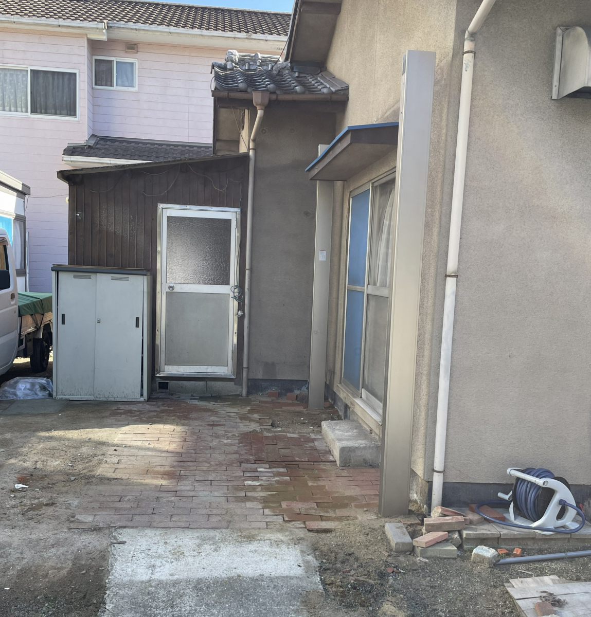 カワバタトーヨー住器の福山市O様宅　カーポート工事の施工前の写真3