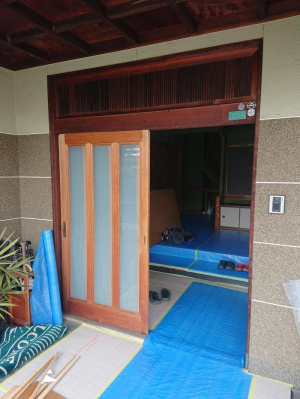 カワバタトーヨー住器の福山市K様邸　玄関リフォーム工事の施工前の写真1