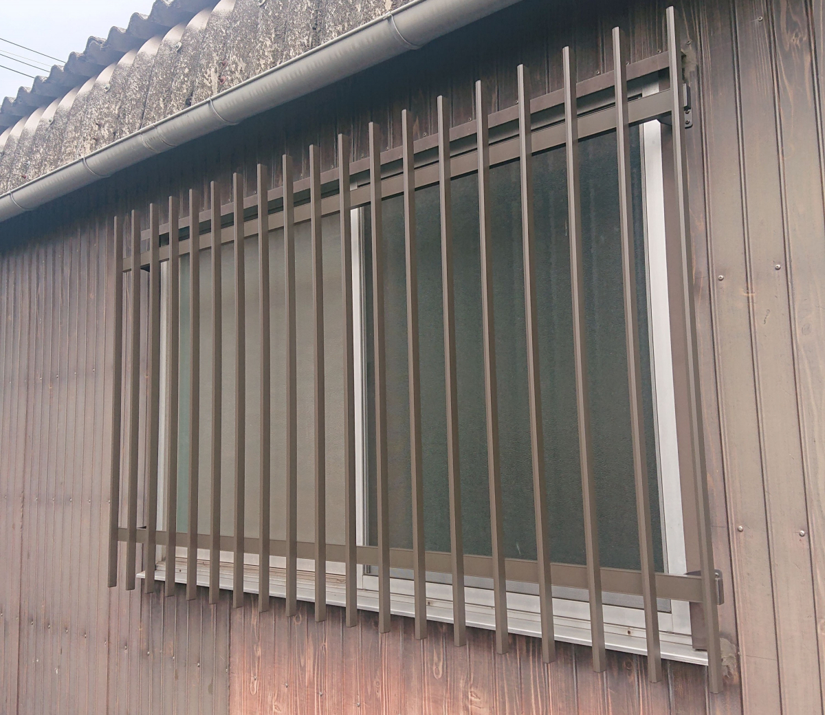 カワバタトーヨー住器の福山市T様邸　面格子取付け工事の施工後の写真1