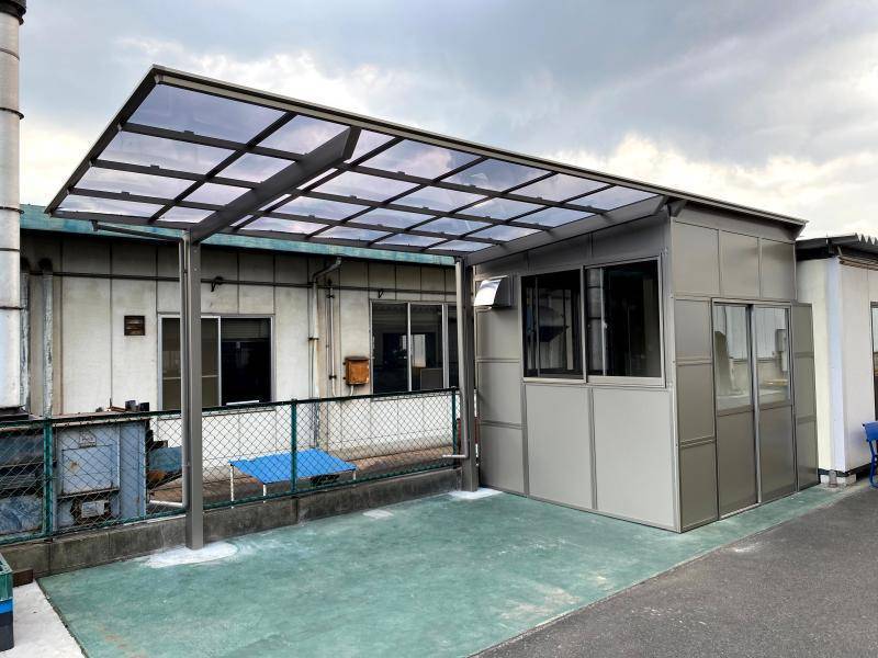 カワバタトーヨー住器のカーポートを利用した喫煙室の作成｜ネスカＦ｜広島県福山市の施工後の写真1
