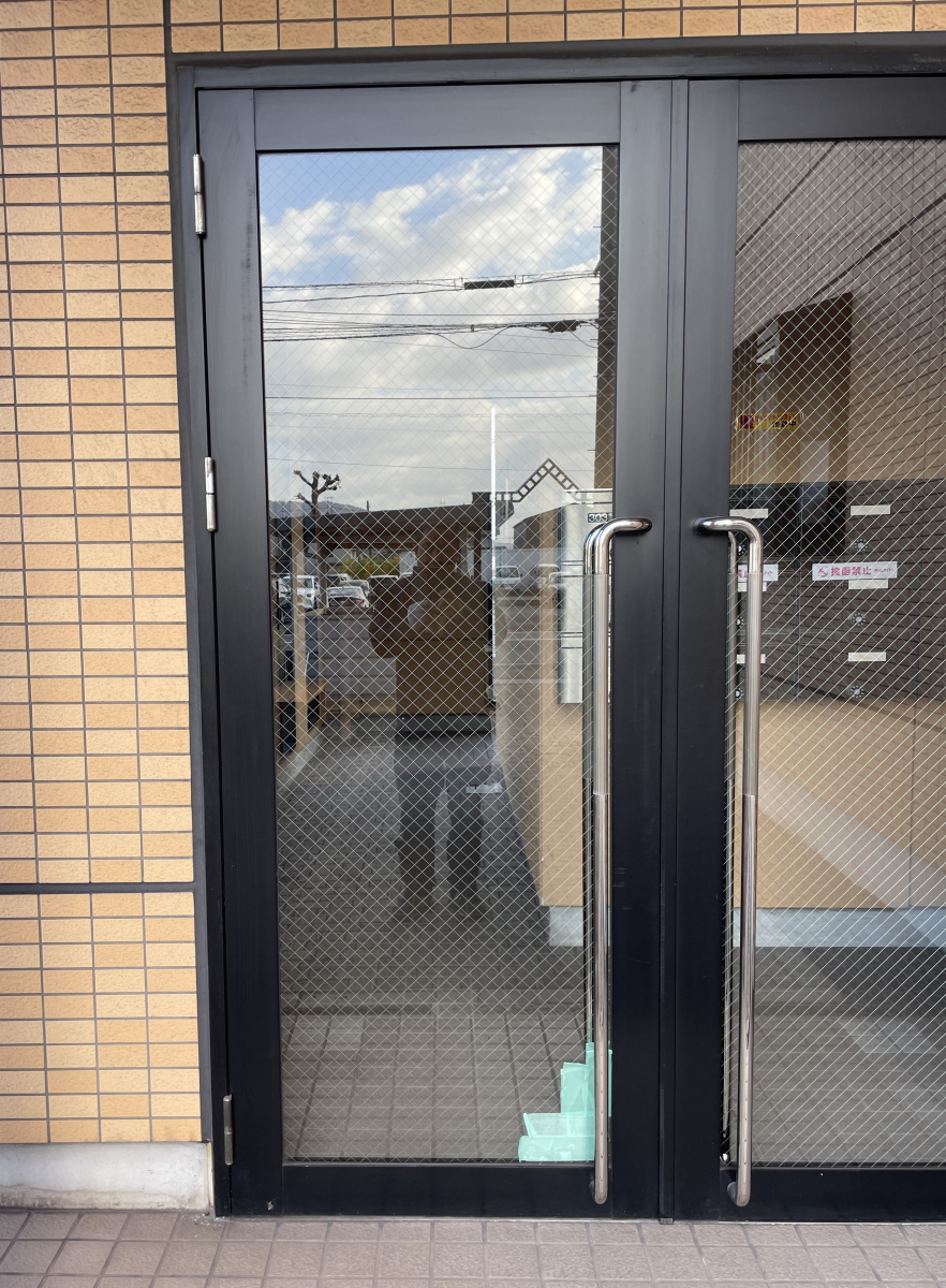カワバタトーヨー住器の福山市曙町某マンションガラス修理の施工前の写真1