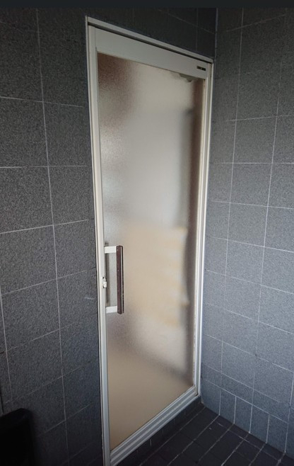 カワバタトーヨー住器の福山市駅家町　W様邸　浴室ドア取替工事の施工前の写真1