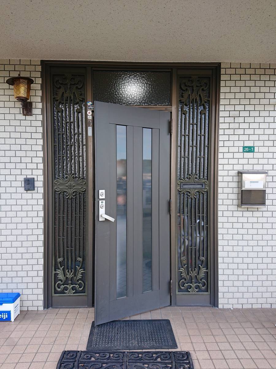 カワバタトーヨー住器の玄関ドアリフォーム　快適な暮らしづくりをサポート | リシェント玄関ドア | 広島県福山市　の施工前の写真1