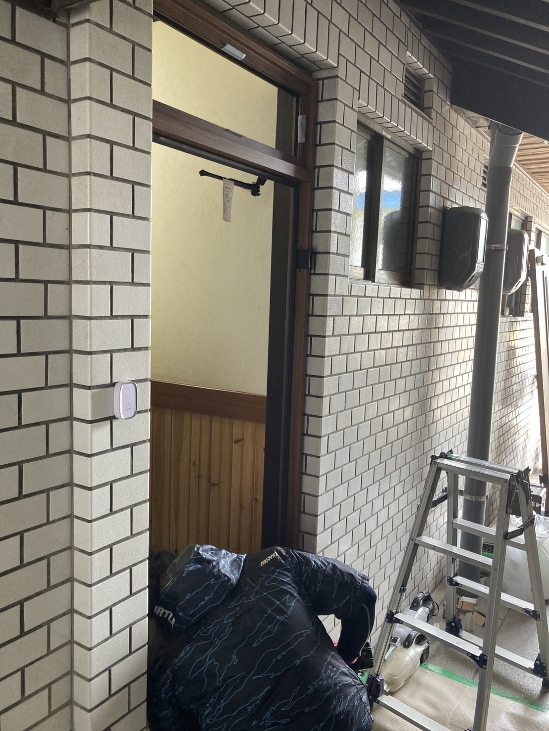 トータスエステート 本店の築25年戸建ての玄関ドアをリシェントに交換｜断熱・防犯・デザイン性アップ【広島市安佐北区】の施工事例詳細写真1