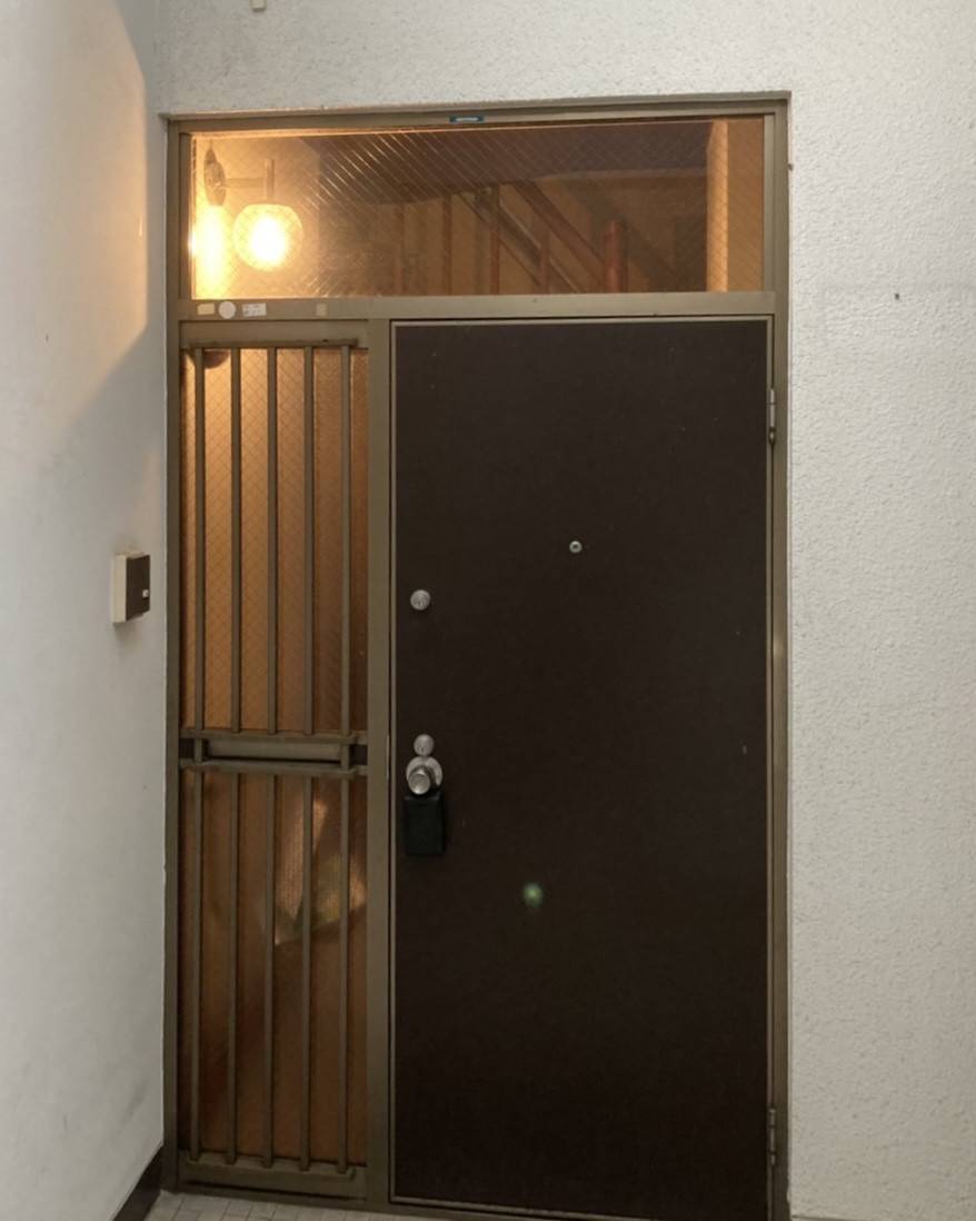 トータスエステートの1日で施工完了！玄関リフォーム　リシェント玄関ドア3防火戸　広島市　安佐北区の施工前の写真1