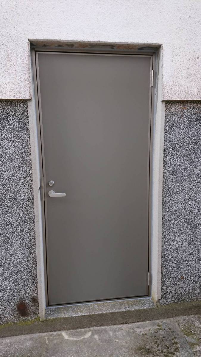 トータスエステートの外部物置ドアの施工事例の施工後の写真1