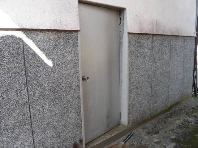 トータスエステートの外部物置ドアの施工事例の施工前の写真1