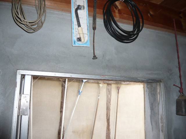 トータスエステートの外部物置ドアの施工事例の施工前の写真3