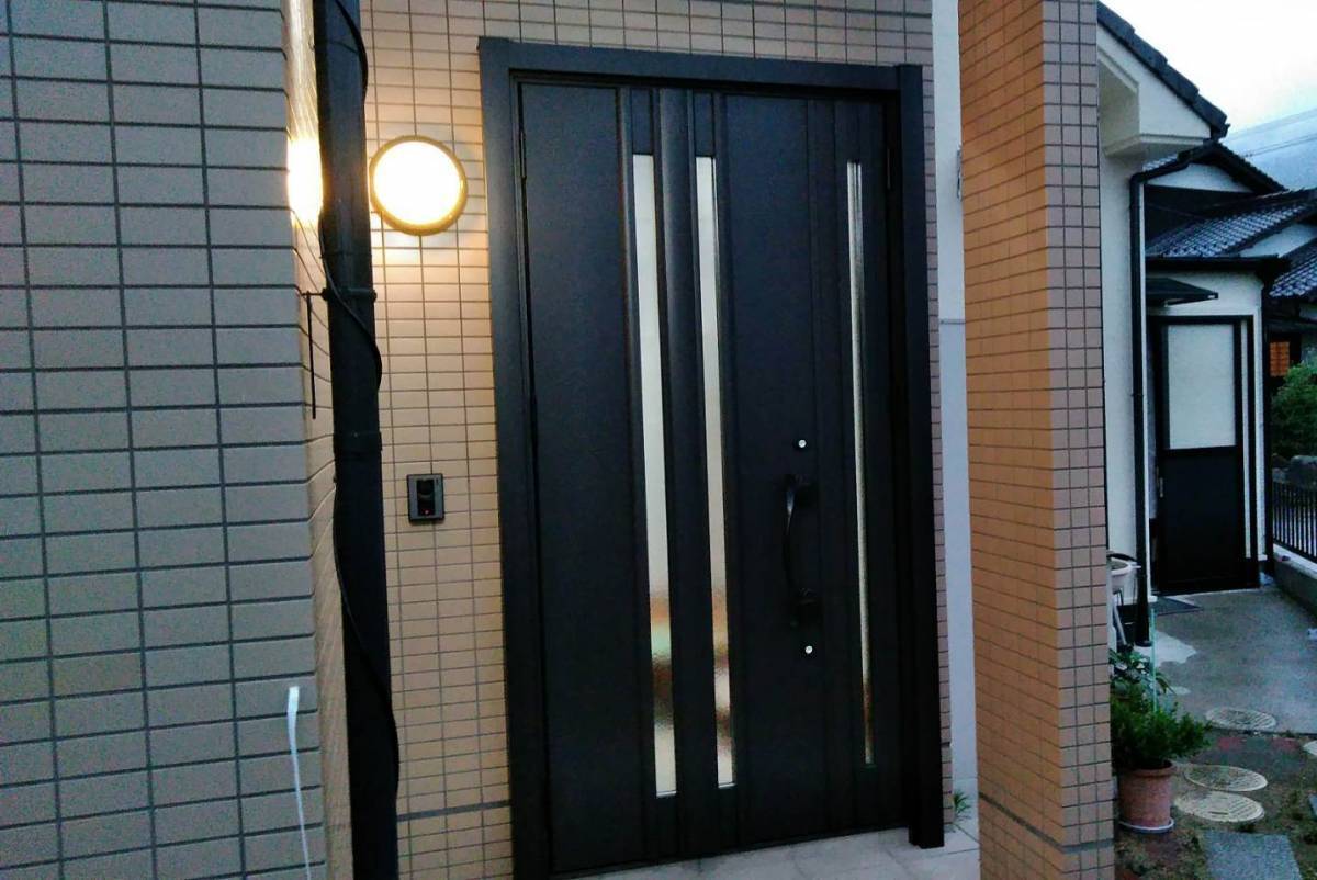トータスエステートの外壁塗装と玄関ドア取替の施工後の写真3