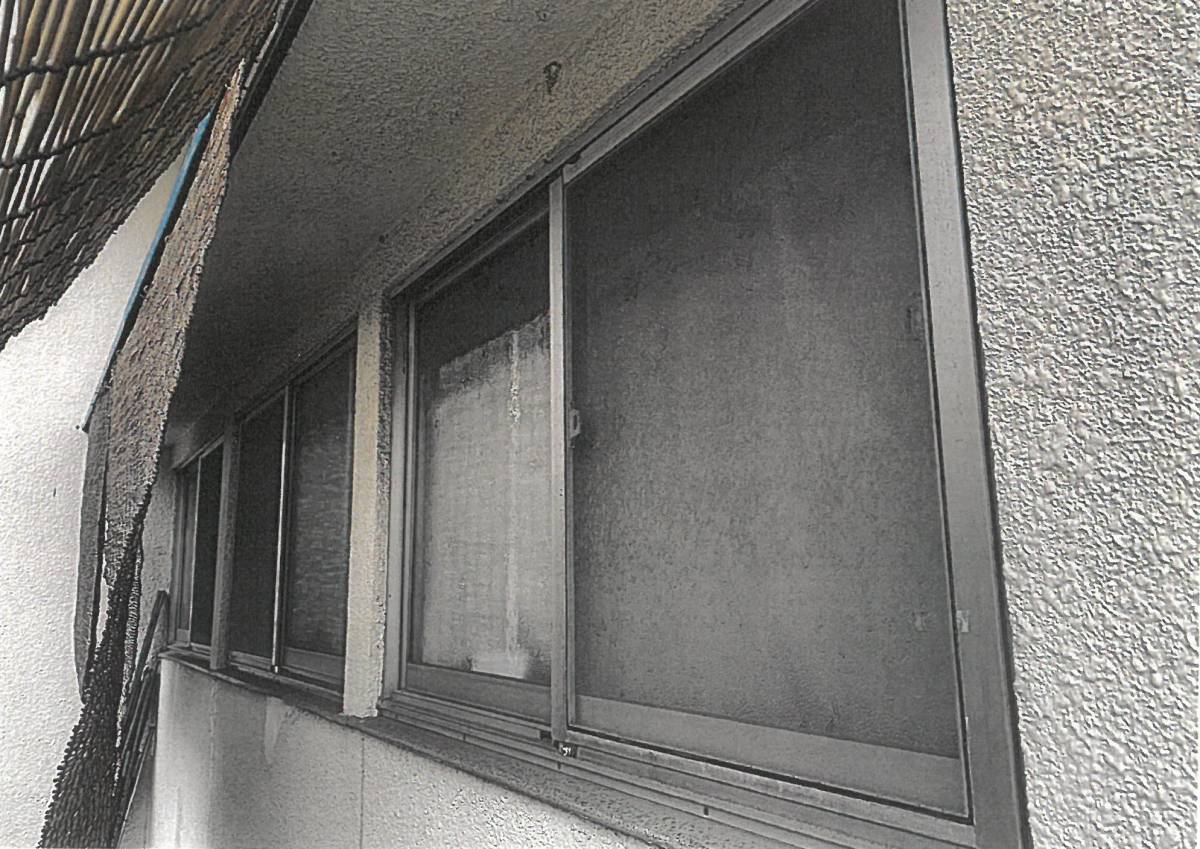 トータスエステートの長～い連窓にアルミ面格子　入隅納まり　A型格子　防犯　シャイングレーの施工前の写真1