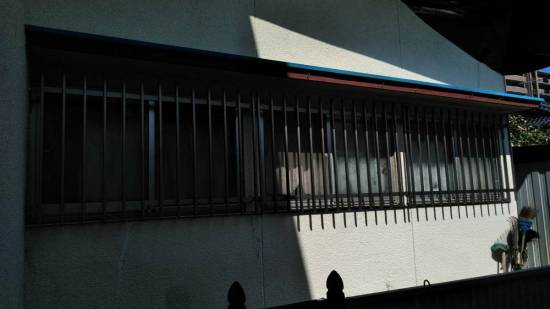 トータスエステートの長～い連窓にアルミ面格子　入隅納まり　A型格子　防犯　シャイングレー施工事例写真1