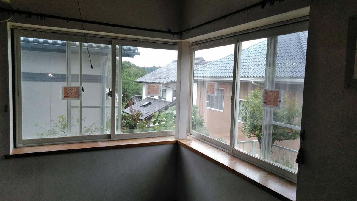 トータスエステートの広島市佐伯区　コーナー出窓に内窓インプラスの施工後の写真1