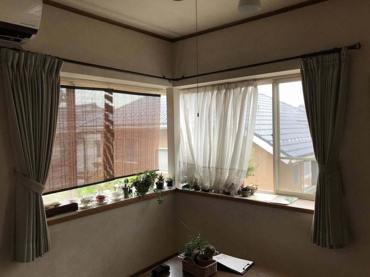 トータスエステートの広島市佐伯区　コーナー出窓に内窓インプラスの施工前の写真1