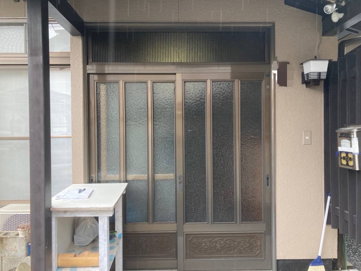 トータスエステートの玄関引戸・窓の取替 ～第１弾：玄関引戸編～の施工前の写真1