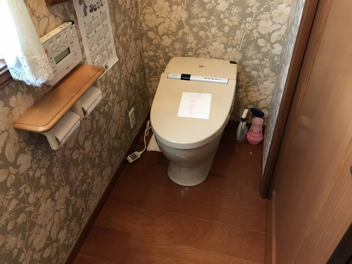 トータスエステートのリフォーム　トイレ　水漏れ　サティスGタイプリトイレ　ノーブルトープ色の施工前の写真1