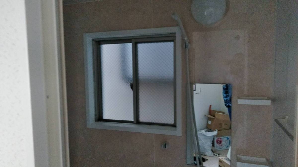 トータスエステートの広島市　浴室リフォーム　内窓　インプラス　ホワイトの施工前の写真1