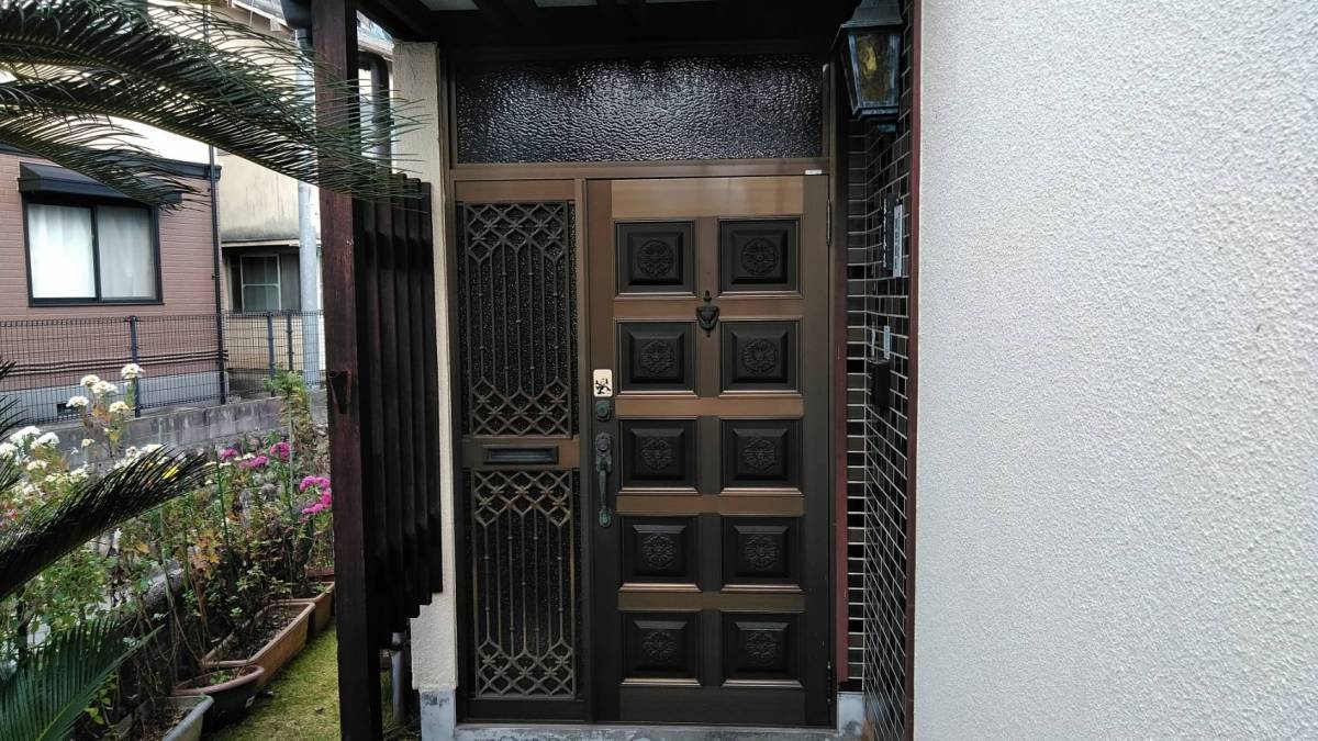 トータスエステートの玄関リフォーム　リシェント玄関ドア　断熱仕様　ｋ４　Ｍ83型　クリエダークの施工前の写真1
