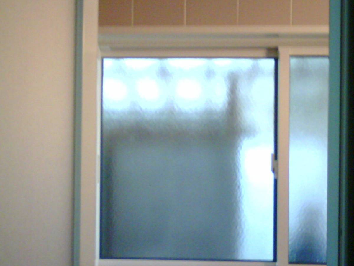 トータスエステートの浴室サッシ　リフォーム工事　サーモスＸ　樹脂サッシ　断熱　オータムブラウン/プレシャスホワイトの施工後の写真2
