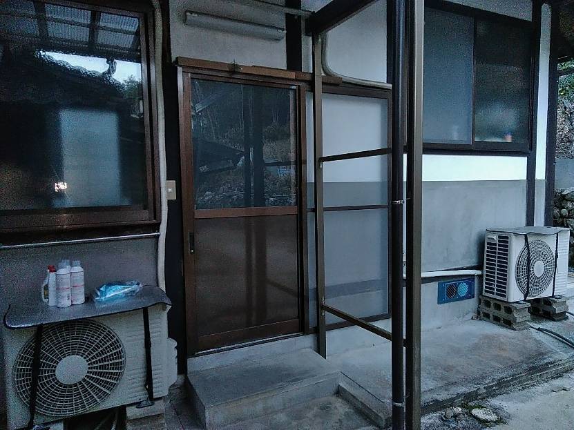 トータスエステートの広島リフォーム ガラス入替 タキロンポリカ クリアマット PCSPK6600/パネル ブロンズの施工後の写真1