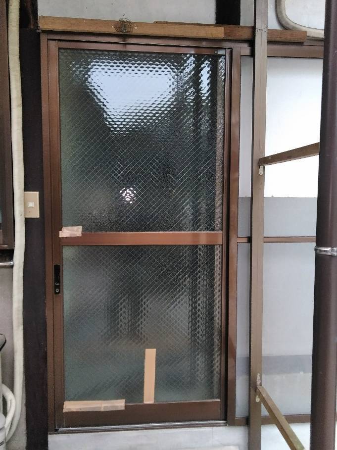 トータスエステートの広島リフォーム ガラス入替 タキロンポリカ クリアマット PCSPK6600/パネル ブロンズの施工前の写真1