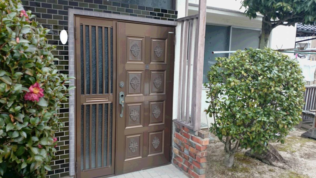 トータスエステートの広島市安佐北区（可部地区）玄関ドア取替工事の施工前の写真1