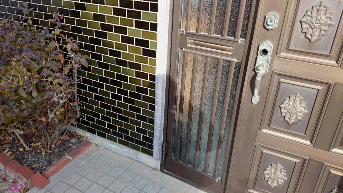トータスエステートの広島市安佐北区（可部地区）玄関ドア取替工事の施工前の写真2