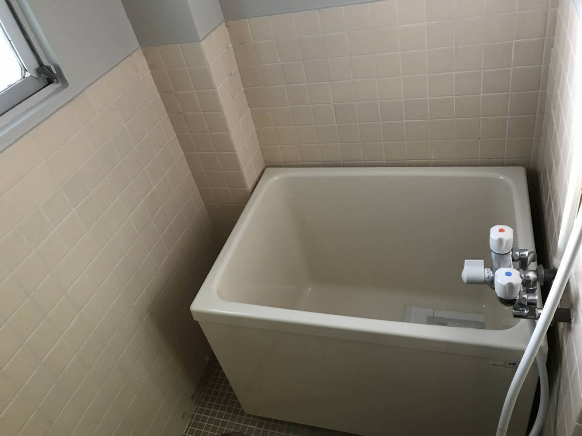 トータスエステートの浴室のリフォーム工事　単体浴槽　ポリエックの施工後の写真1
