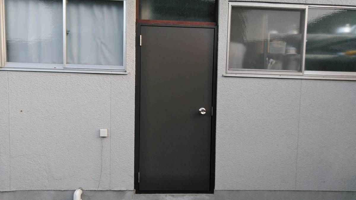 トータスエステートの勝手口ドア取替の施工後の写真1