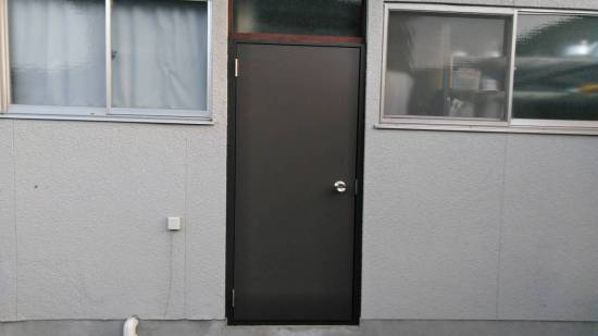 トータスエステートの勝手口ドア取替施工事例写真1
