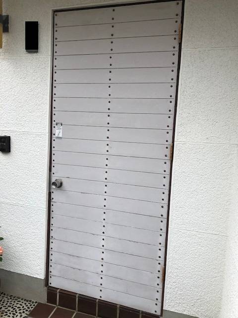 トータスエステートの玄関ドア取替工事の施工前の写真1