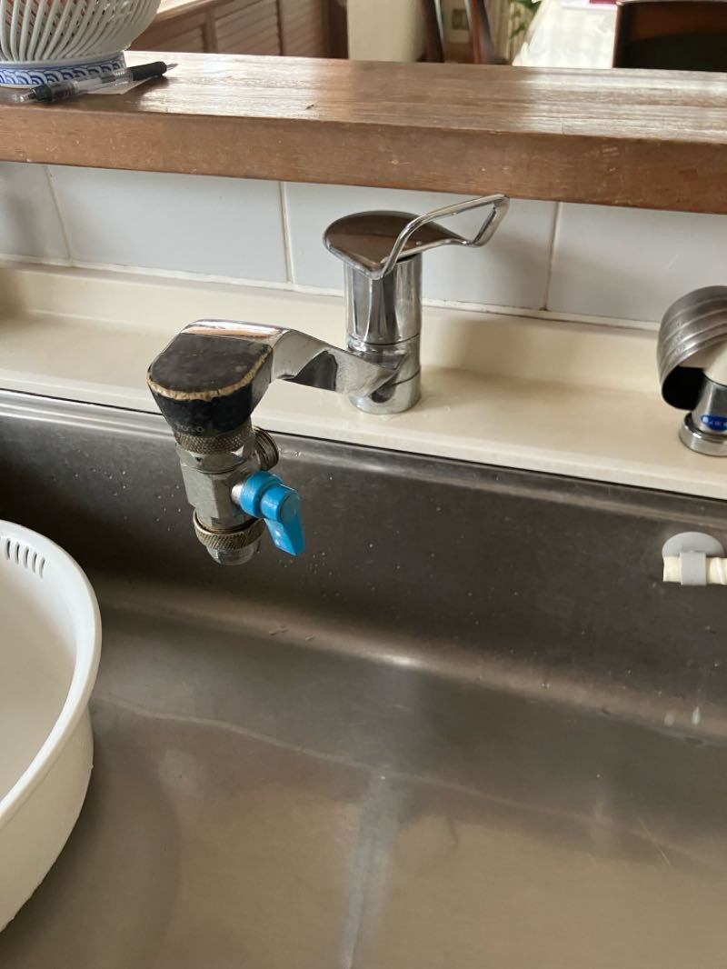トータスエステートのキッチン水栓交換｜収納キャビネット内の水漏れ修理とリフォーム事例【広島市安佐北区】の施工前の写真1