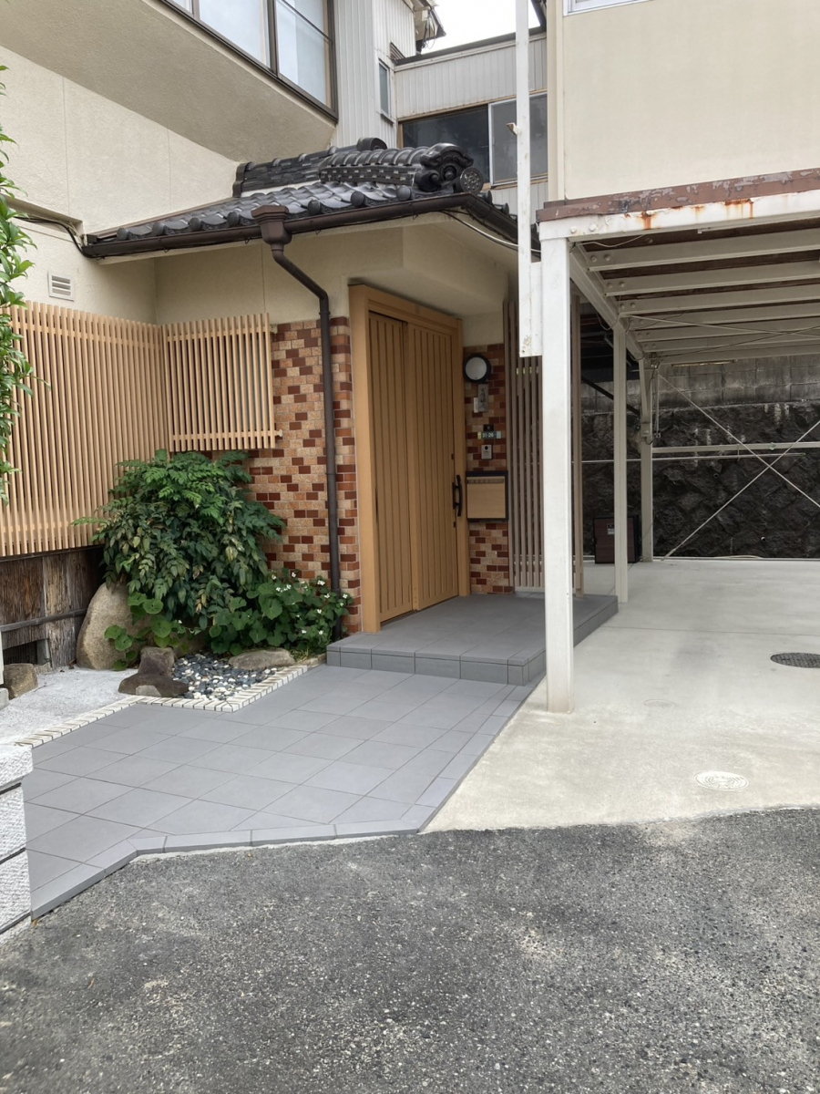 トータスエステートの門まわりが変わると暮らしが変わる!フェンス撤去&タイル張りで開放感ある外構へ【広島市安佐北区】の施工後の写真1