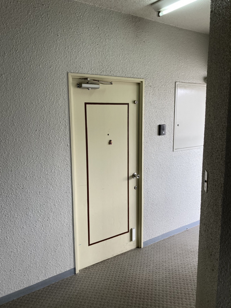 トータスエステート 本店の「玄関だけが古くて残念…」マンションの内開き玄関ドアをすっきりリフォーム!【広島市東区】の施工前の写真1