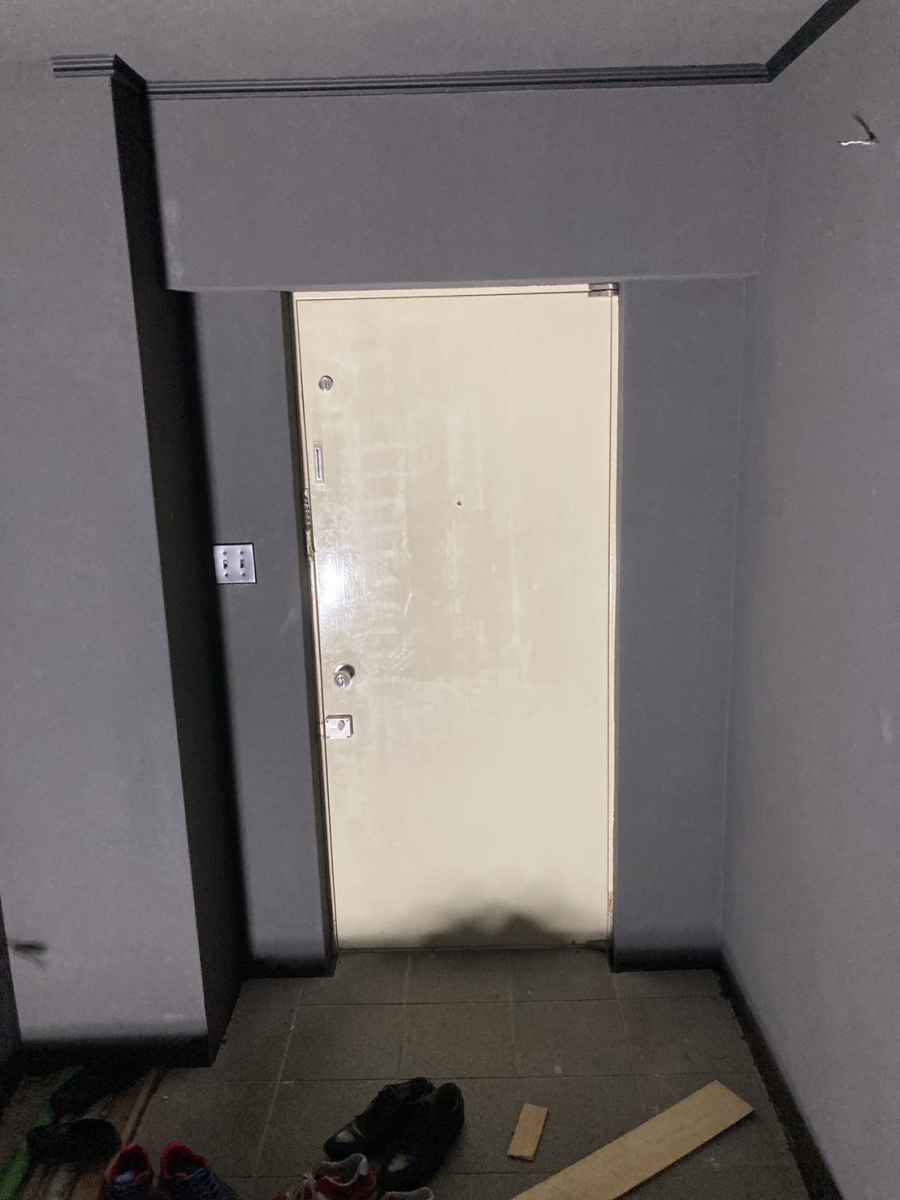 トータスエステート 本店の「玄関だけが古くて残念…」マンションの内開き玄関ドアをすっきりリフォーム!【広島市東区】の施工前の写真2