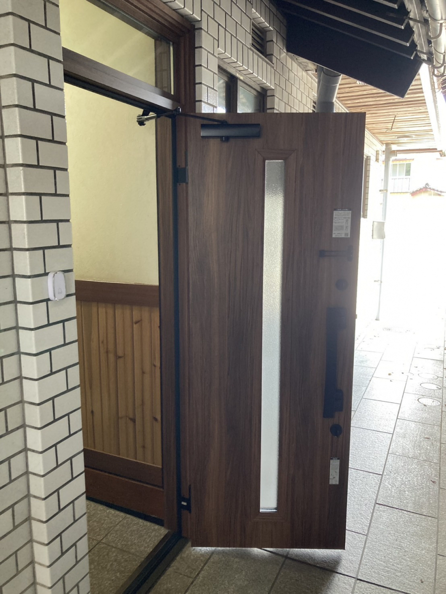 トータスエステート 本店の築25年戸建ての玄関ドアをリシェントに交換｜断熱・防犯・デザイン性アップ【広島市安佐北区】の施工後の写真2