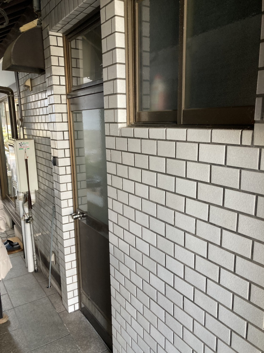 トータスエステート 本店の築25年戸建ての玄関ドアをリシェントに交換｜断熱・防犯・デザイン性アップ【広島市安佐北区】の施工前の写真1
