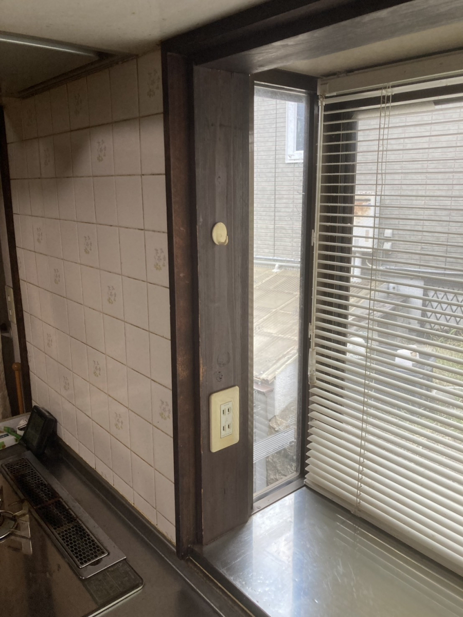 トータスエステート 本店の～補助金活用～とても寒い空間から内窓『インプラス』で快適な空間に【広島市安佐北区】の施工前の写真2