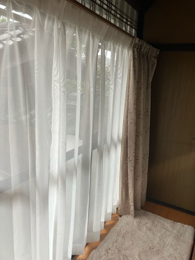 トータスエステート 本店の縁側のカーテンを使いやすく快適に。オーダーレースとレール交換で上質なくつろぎ空間に【広島市安佐北区】の施工後の写真2