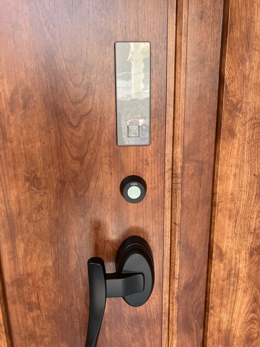 トータスエステート 本店の～補助金活用～高断熱＋FamiLockで快適＆安心！デザインにもこだわった玄関ドアリフォームの施工後の写真2