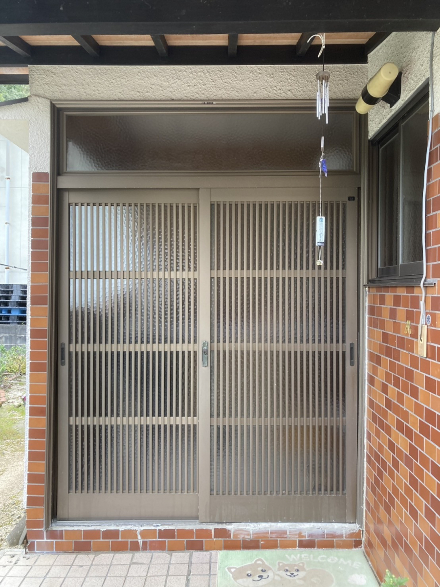 トータスエステート 本店の玄関取替えで外見も機能もグレードアップ！LIXIL　『リシェント玄関引戸２』の施工前の写真1